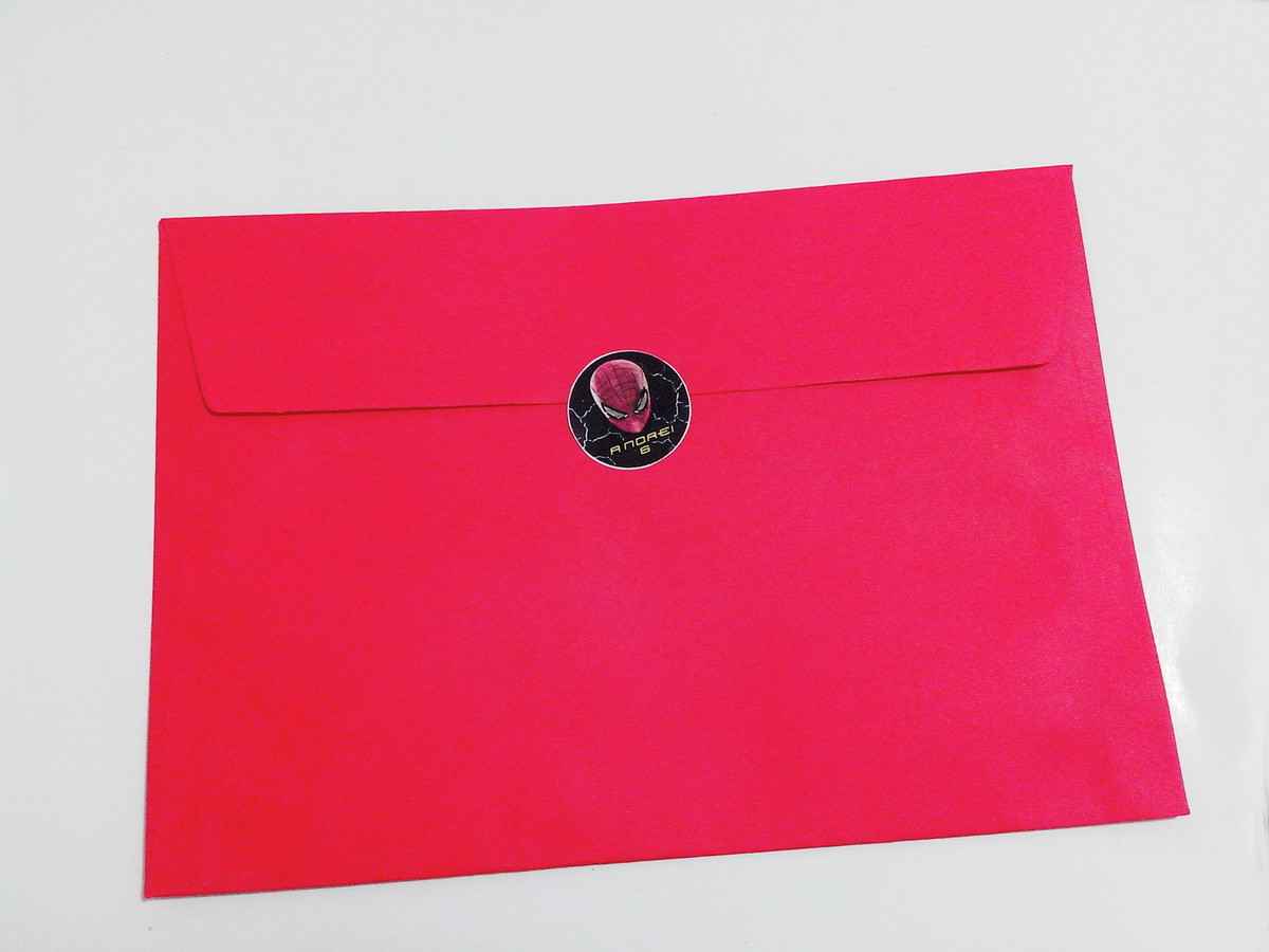 Envelope com adesivo personalizado
