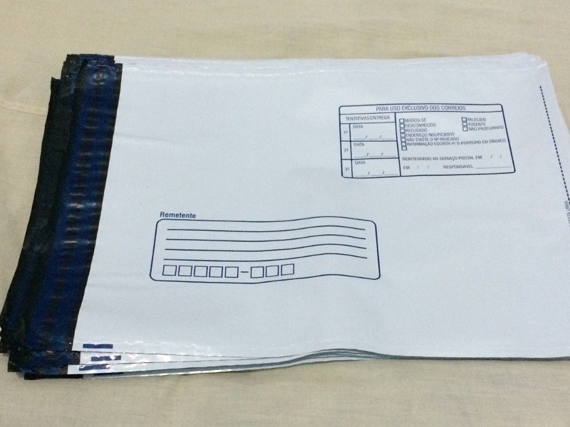 Envelope de plástico com adesivo correio