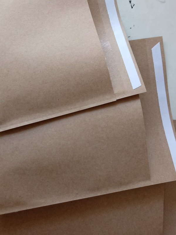 Envelope em plástico com adesivo