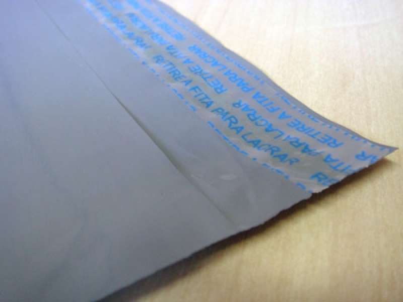 Envelope em plástico com adesivo personalizado