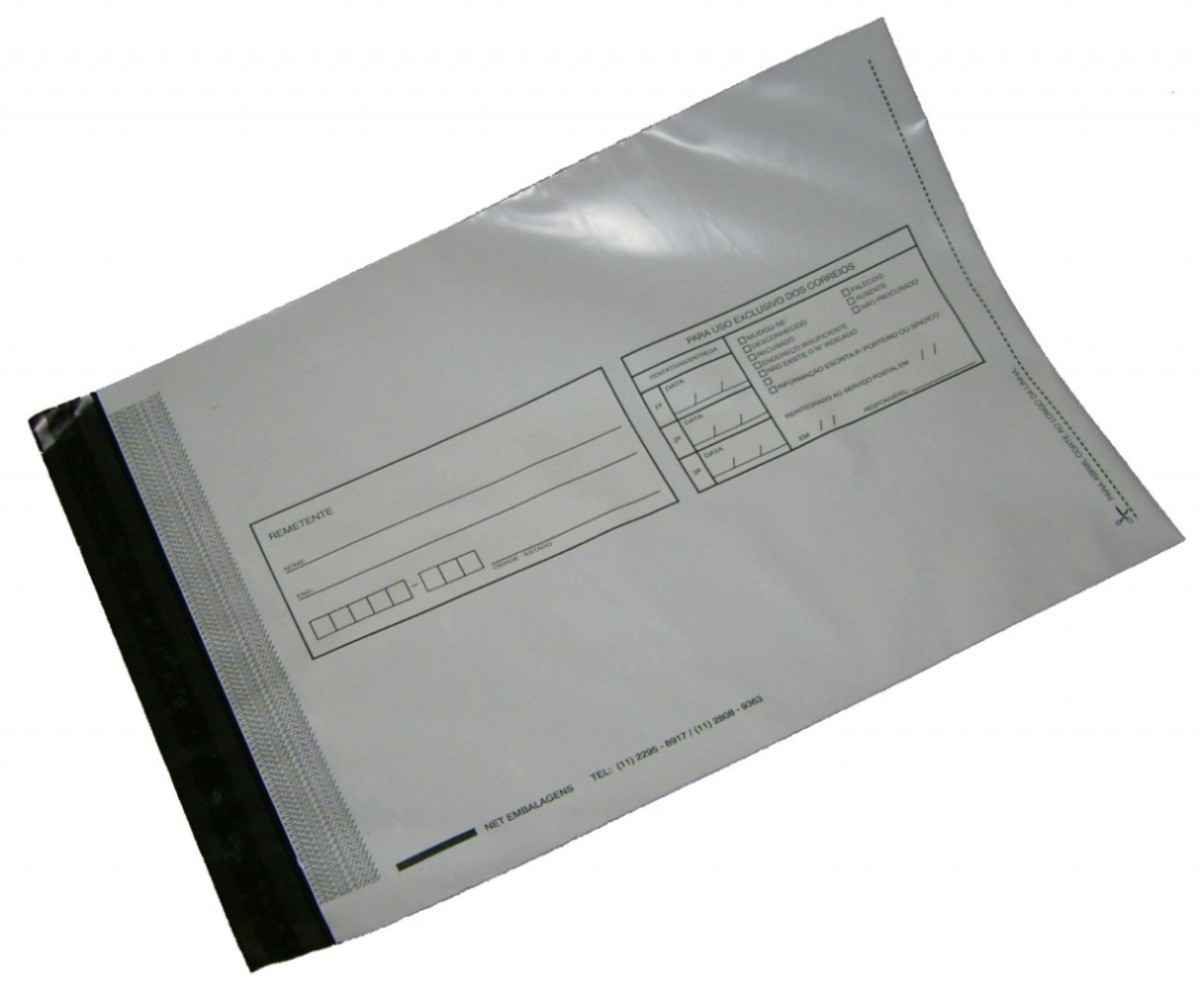 Envelope plástico com adesivo dos correios