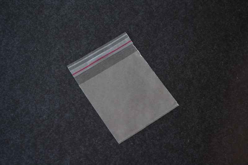 Envelope plástico com fita autocolante impresso