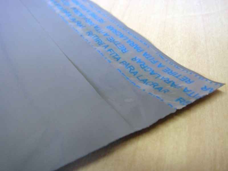 Envelope plásticos com fita adesivadas