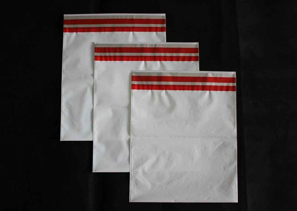 Envelope saco branco com lacre adesivo