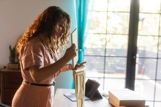 Descubra os benefícios do envelope plástico com lacre e como utilizá-lo de forma eficiente